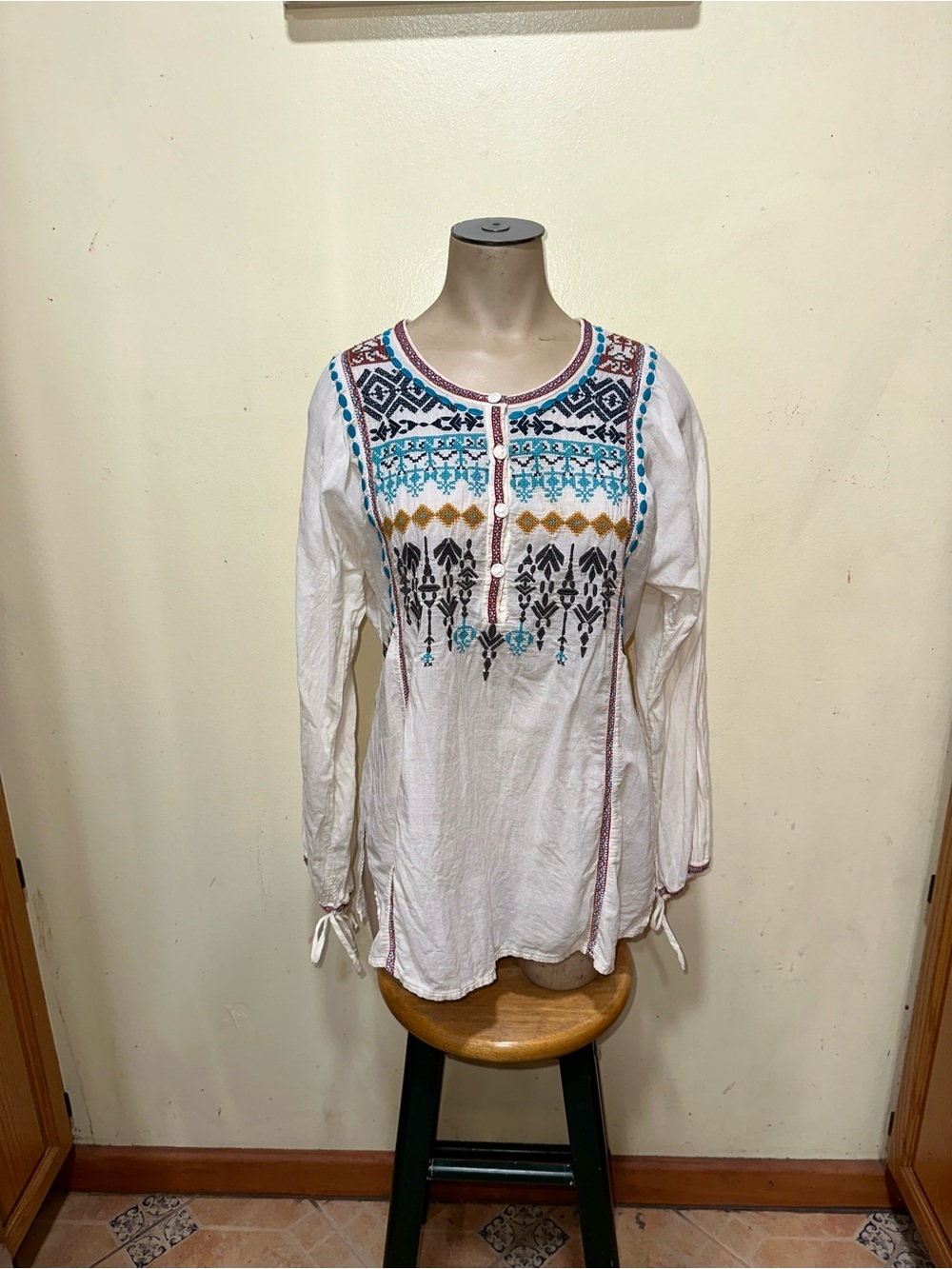 Woman’s Biya Johnny Was embroidered top shirt long sleeve